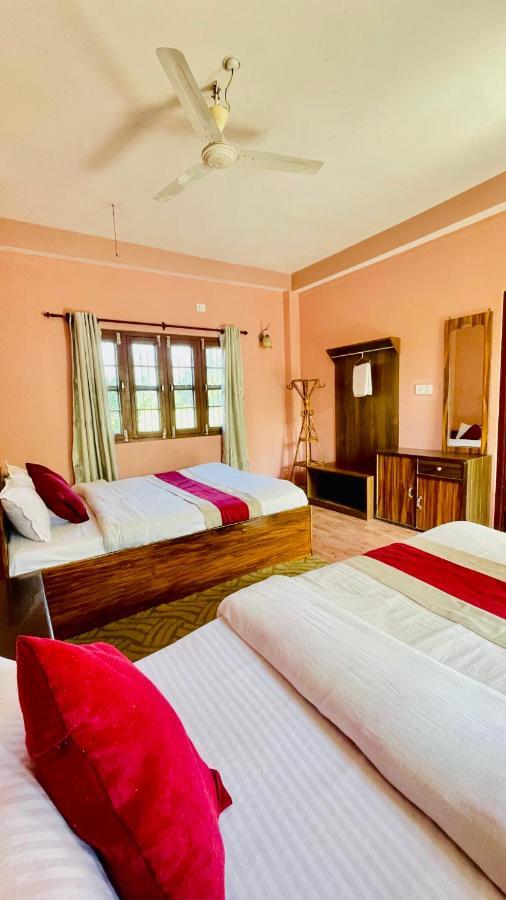 Hotel Tree Tops- A Serene Friendly Hotel In Sauraha Chitwan Extérieur photo