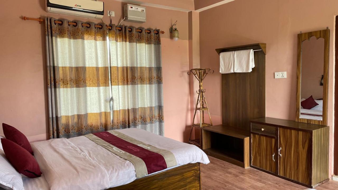 Hotel Tree Tops- A Serene Friendly Hotel In Sauraha Chitwan Extérieur photo