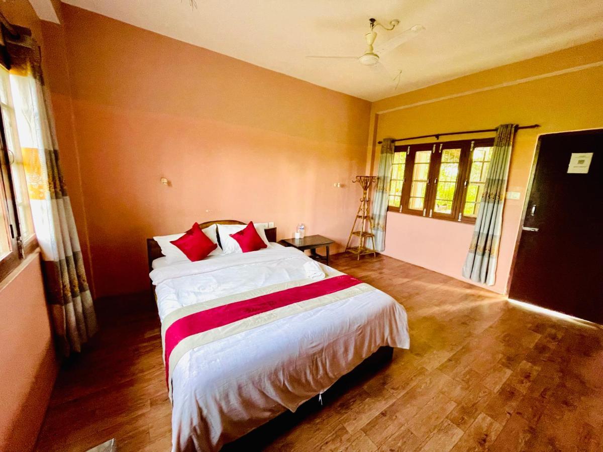 Hotel Tree Tops- A Serene Friendly Hotel In Sauraha Chitwan Extérieur photo