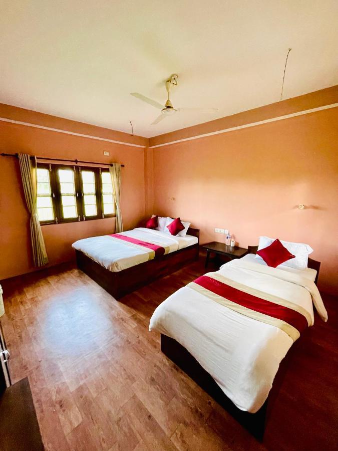 Hotel Tree Tops- A Serene Friendly Hotel In Sauraha Chitwan Extérieur photo