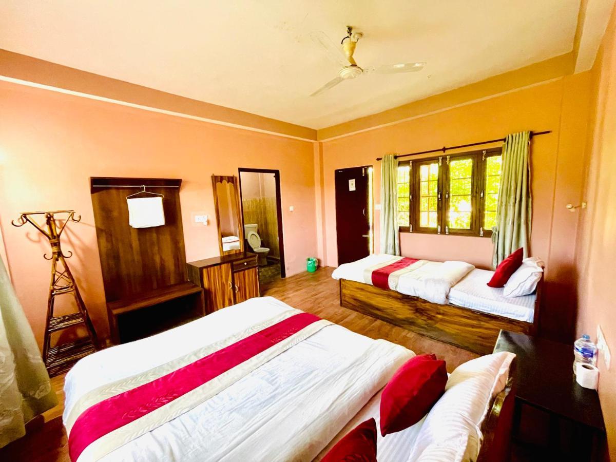 Hotel Tree Tops- A Serene Friendly Hotel In Sauraha Chitwan Extérieur photo