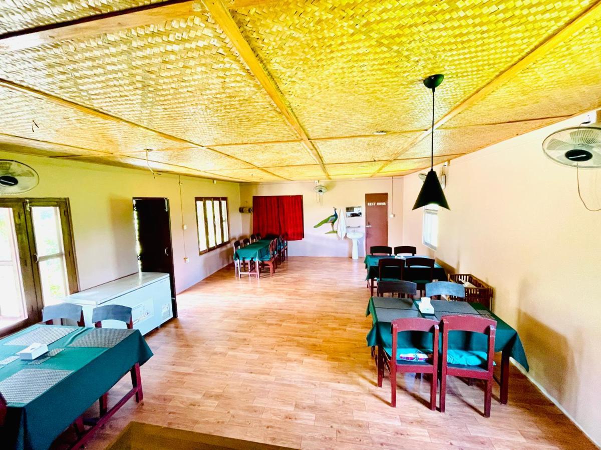 Hotel Tree Tops- A Serene Friendly Hotel In Sauraha Chitwan Extérieur photo