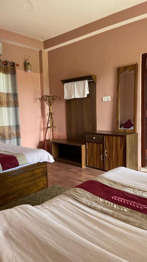 Hotel Tree Tops- A Serene Friendly Hotel In Sauraha Chitwan Extérieur photo