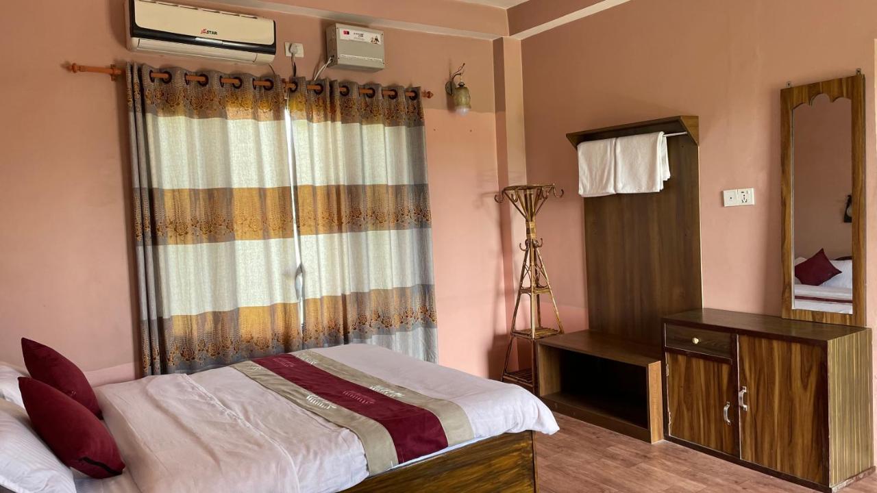 Hotel Tree Tops- A Serene Friendly Hotel In Sauraha Chitwan Extérieur photo