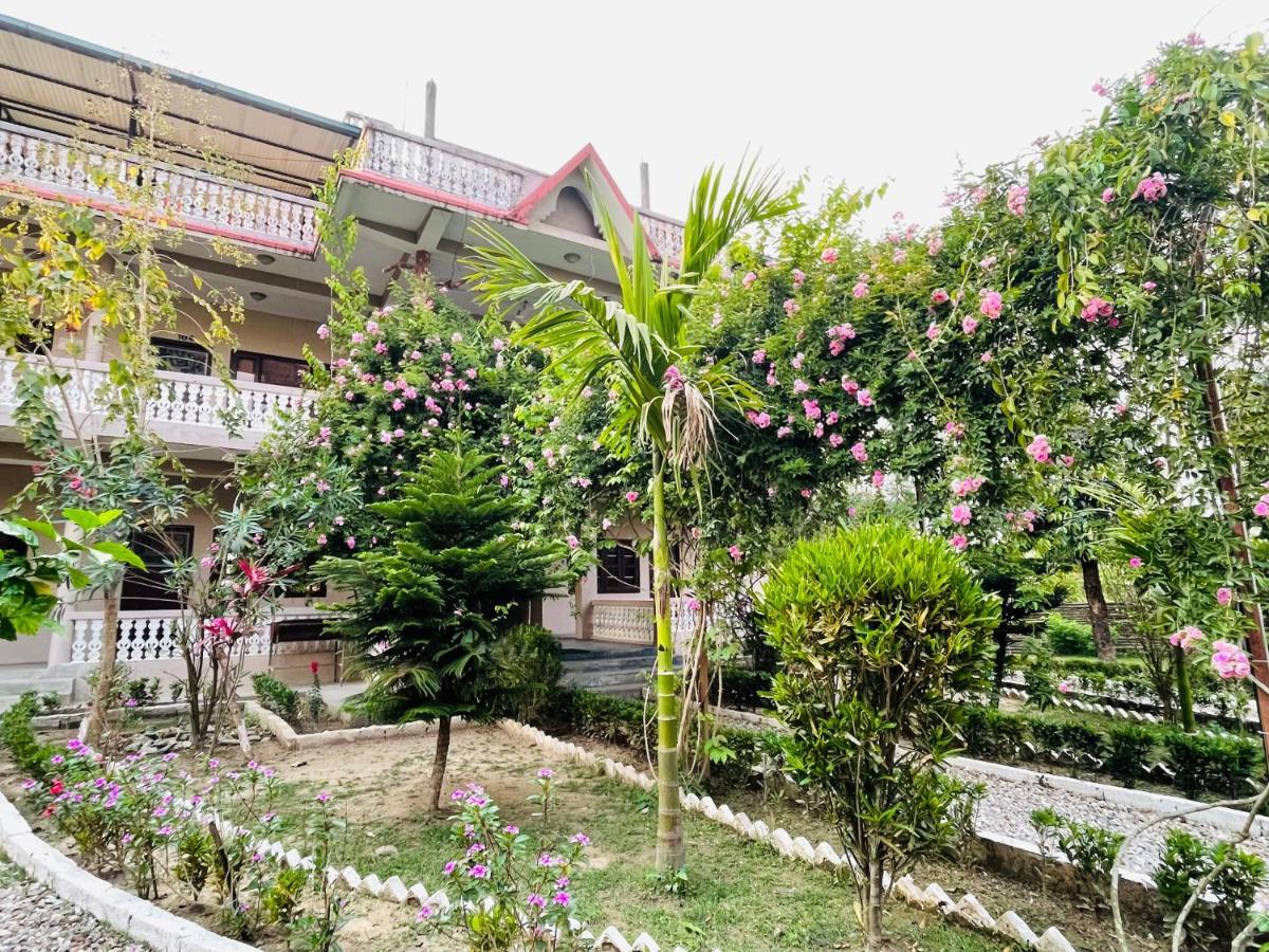 Hotel Tree Tops- A Serene Friendly Hotel In Sauraha Chitwan Extérieur photo