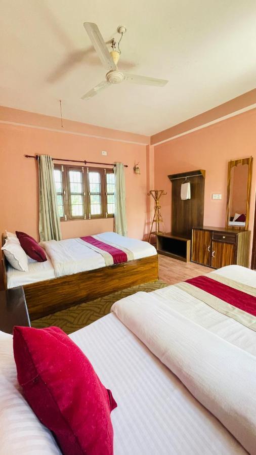 Hotel Tree Tops- A Serene Friendly Hotel In Sauraha Chitwan Extérieur photo